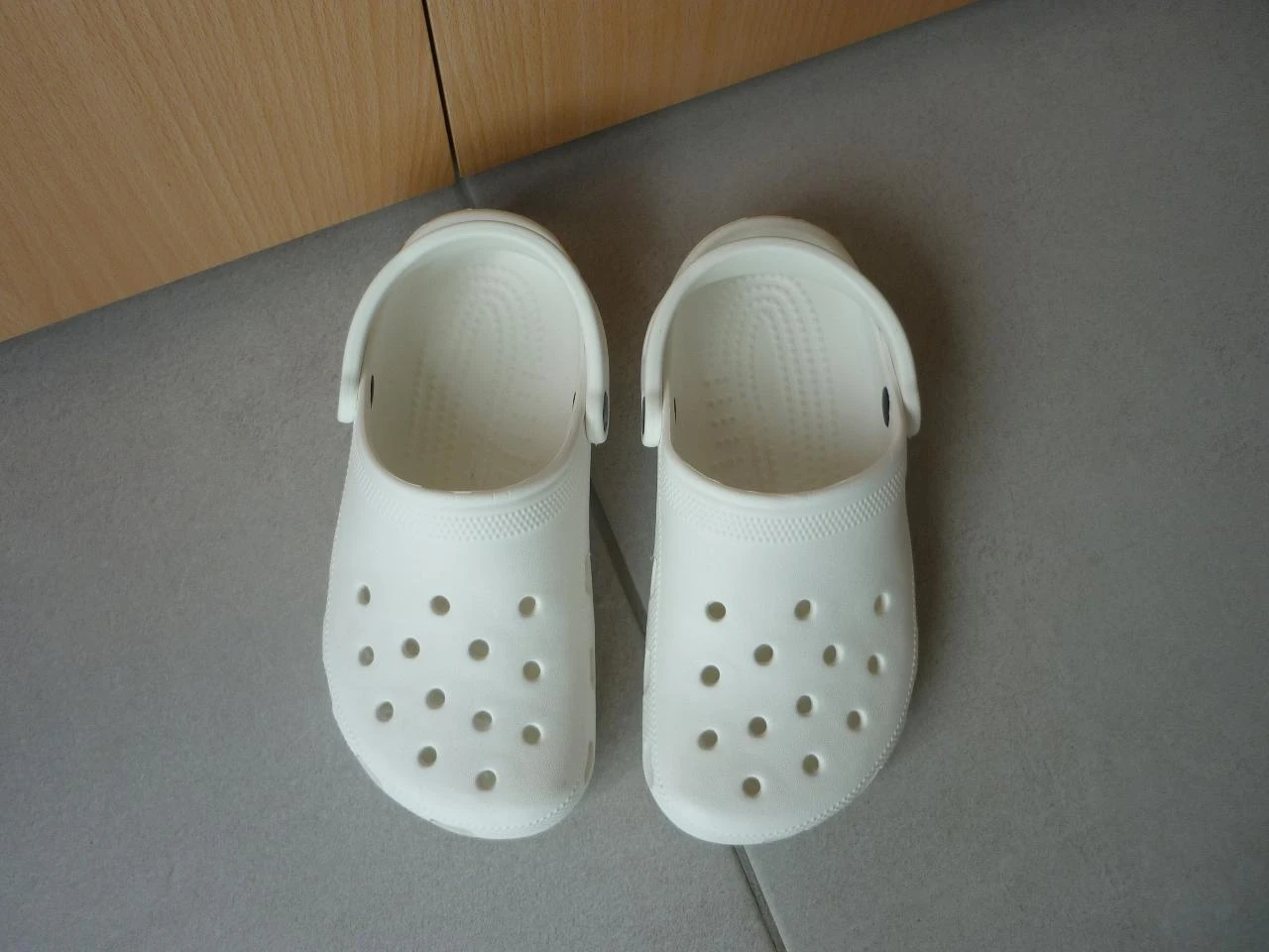 Sapatilhas Crocs brancas clogs clássicos plataforma sapatos instepes Tamanho 36-37 – photo 2
